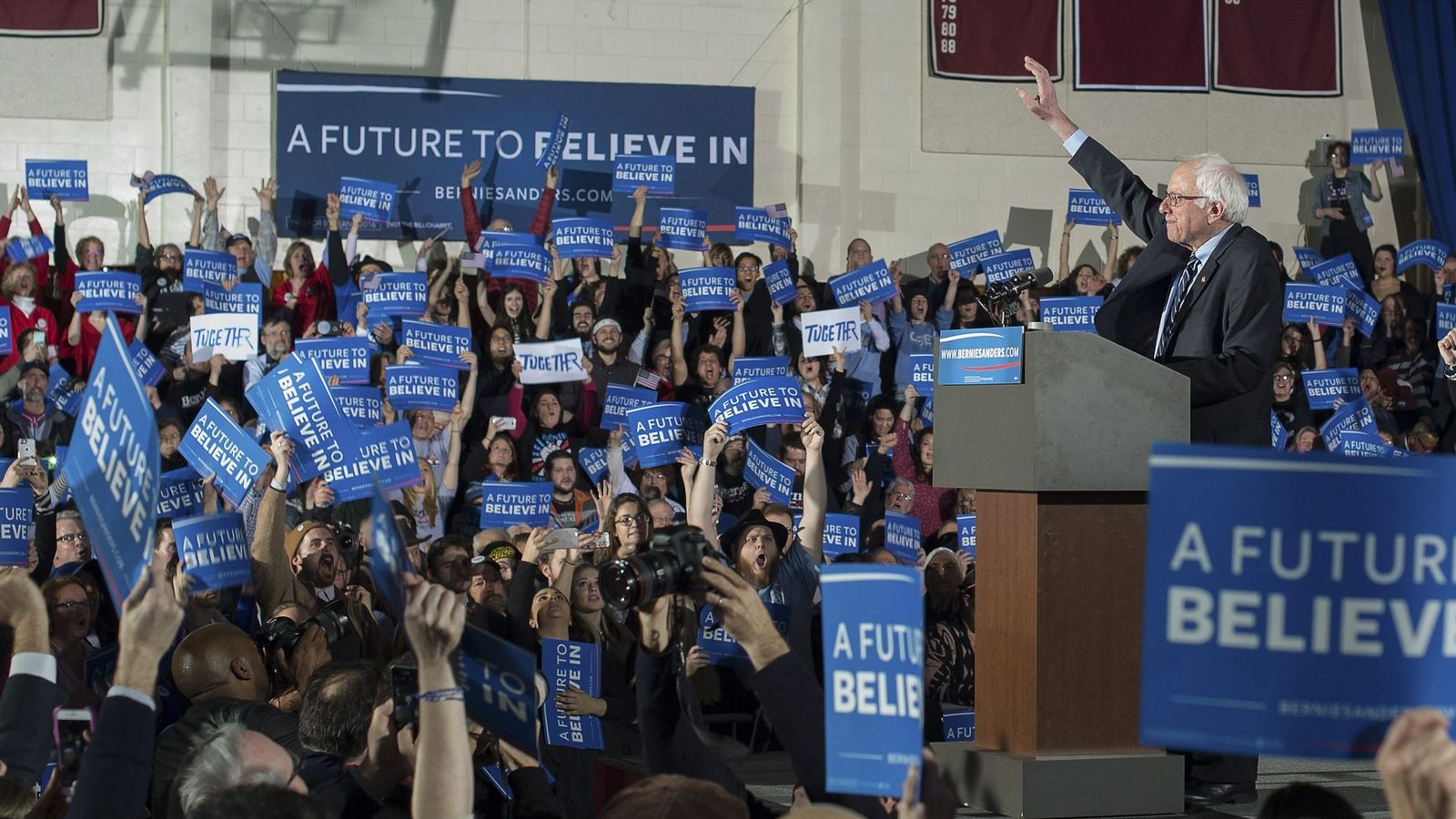 Foto: El precandidato presidencial demócrata Bernie Sanders en un evento en la escuela secundaria Concord, en New Hampshire (Efe).