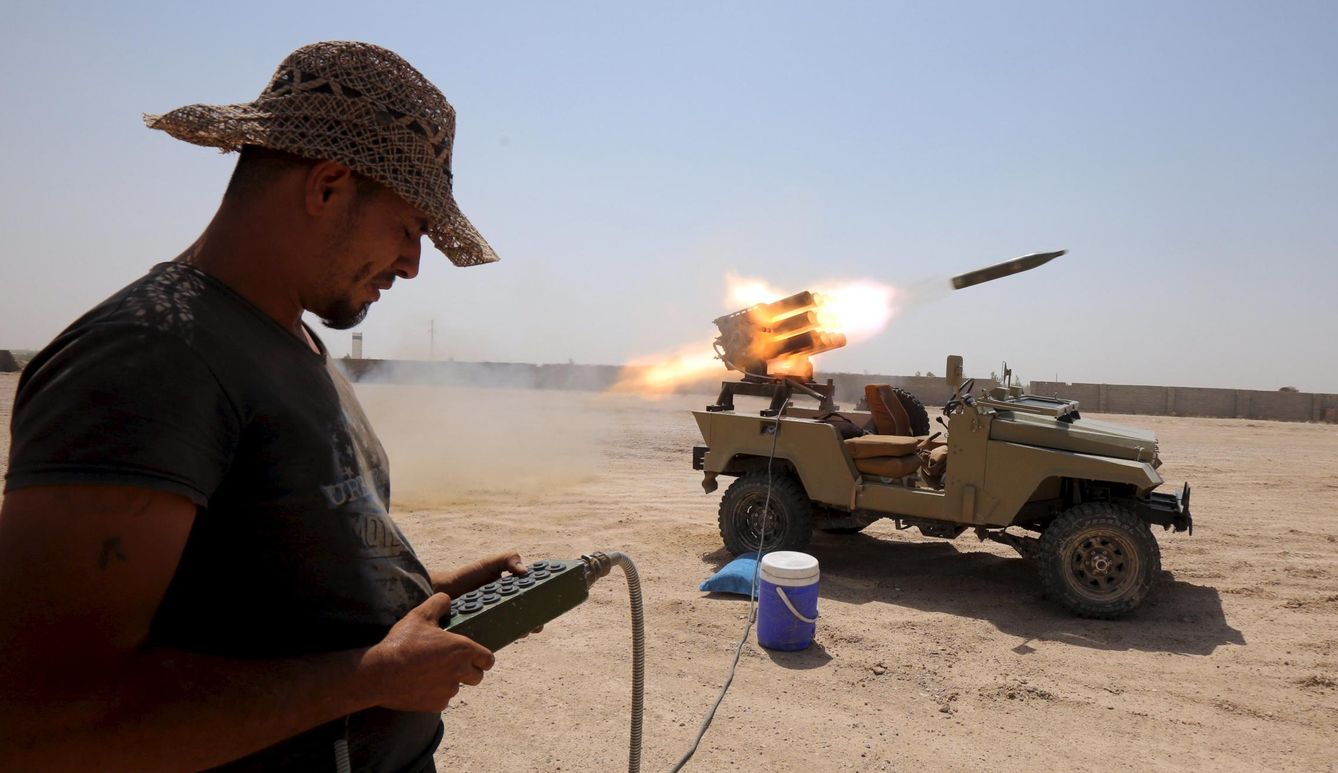 Foto: Un combatiente de una milicia chií lanza cohetes contra posiciones del ISIS en las afueras de Faluya, Irak (Reuters).