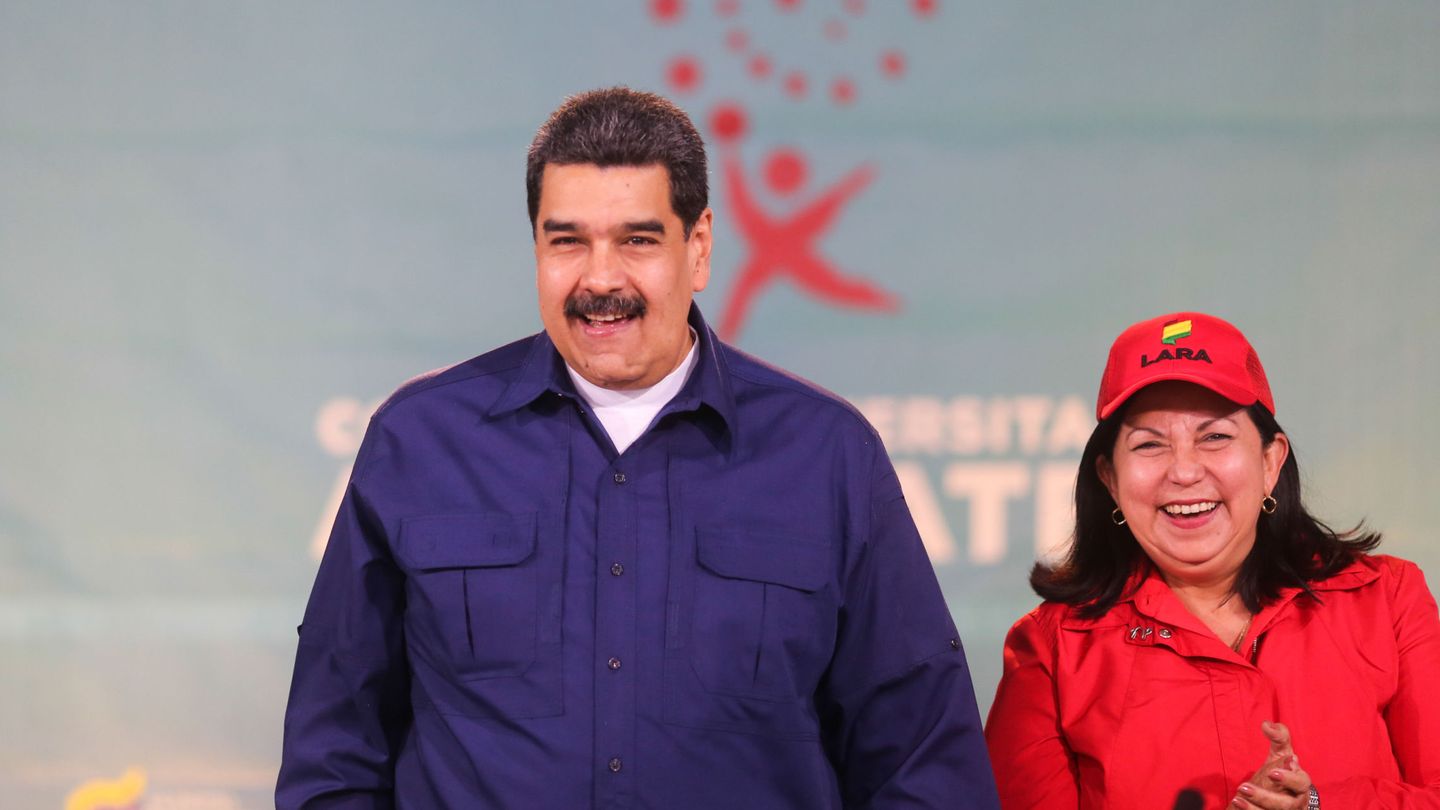 Carmen Meléndez, actual gobernadora del estado de Lara, junto a Maduro. (EFE)