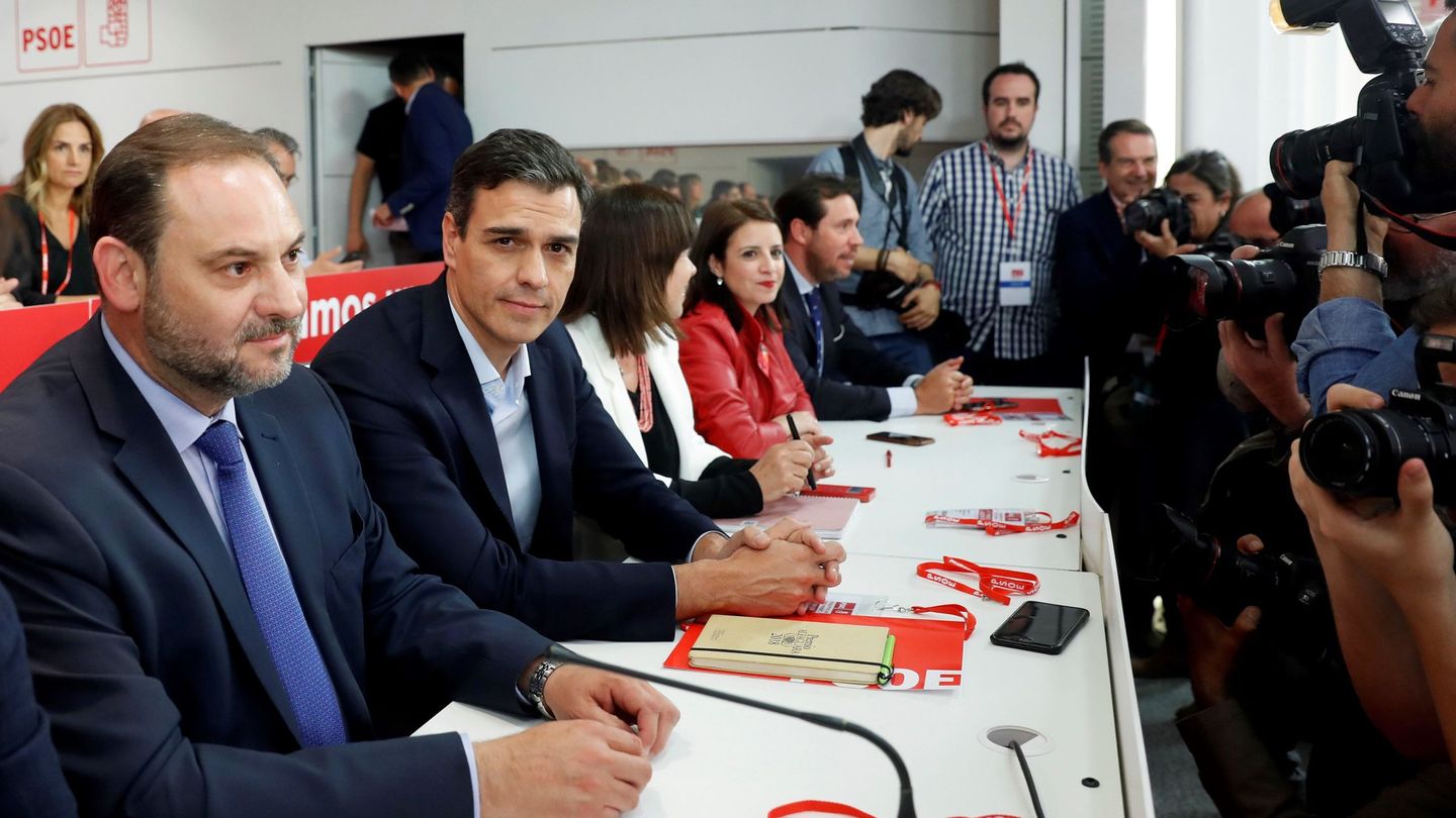 El secretario general del PSOE, Pedro Sánchez (2i), y el secretario de Organización, José Luis Ábalos. (EFE)