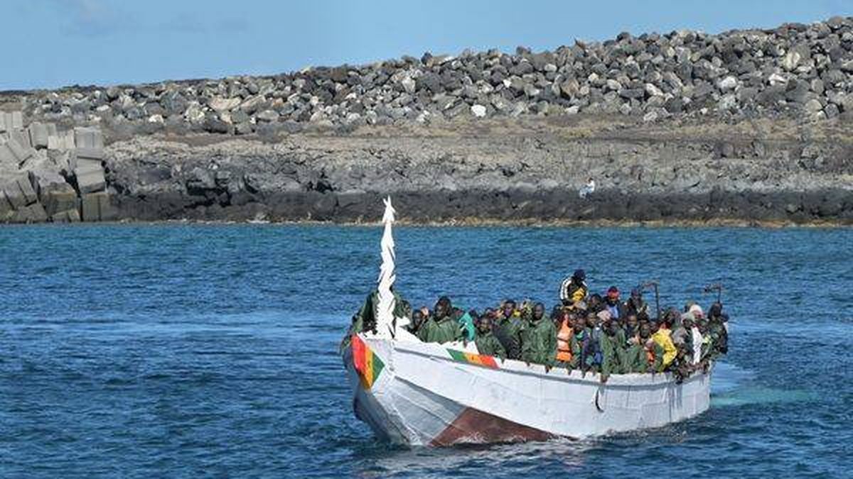 Dos fallecidos entre los 53 migrantes de un cayuco que llegó esta madrugada a El Hierro