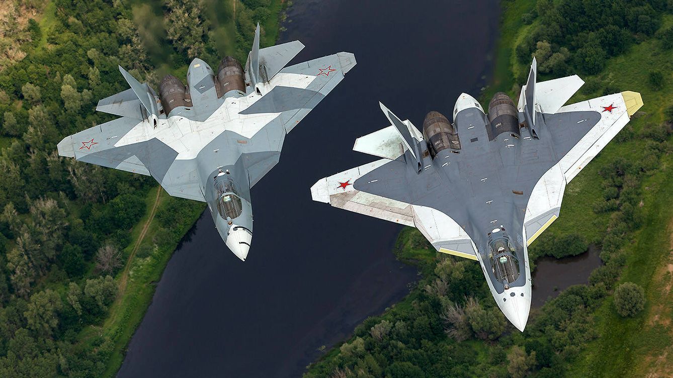 Foto: Prototipos del Su-57 en vuelo. (Vadim Savitsky).