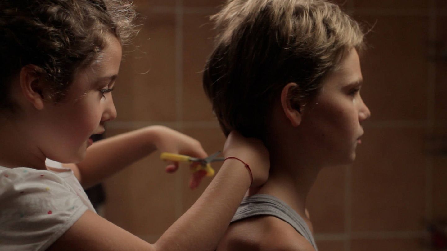 A Laure-Micael (Zoé Heran) le cortan el pelo en un momento de la película 'Tomboy', Céline Sciamma, 2011.