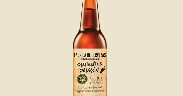 Foto: Una botella de 50cl. de Fábrica de Cervezas Estrella Galicia de Pimientos de Padrón. (E.G.)