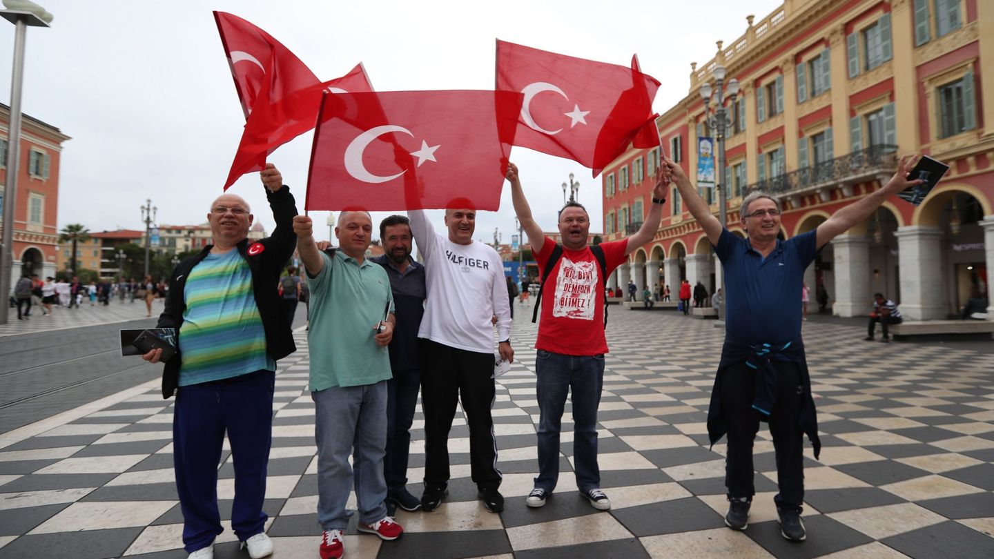 Ya hay unos cuantos turcos por Niza (Ali Haider/EFE).