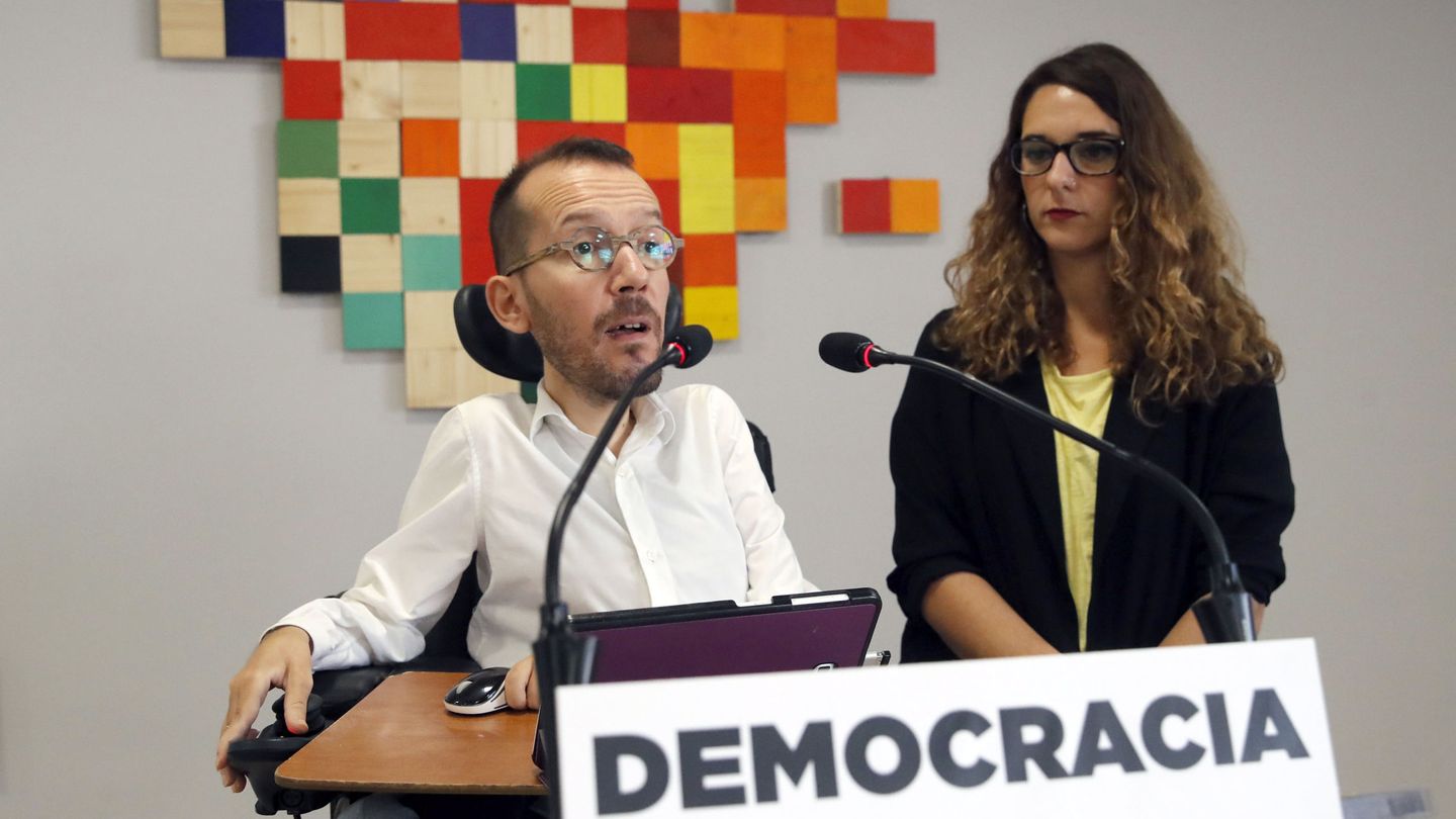 El secretario de Organización de Podemos, Pablo Echenique, y la portavoz adjunta, Noelia Vera. (EFE)