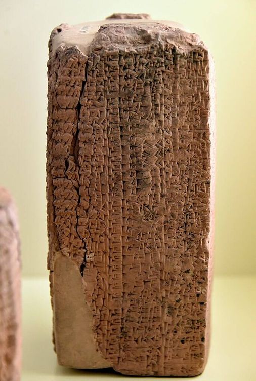Una inscripción cuneiforme acadia del siglo XVIII a.C. en Irak que menciona una lista de nombres de trabajadores. (WIkemedia)