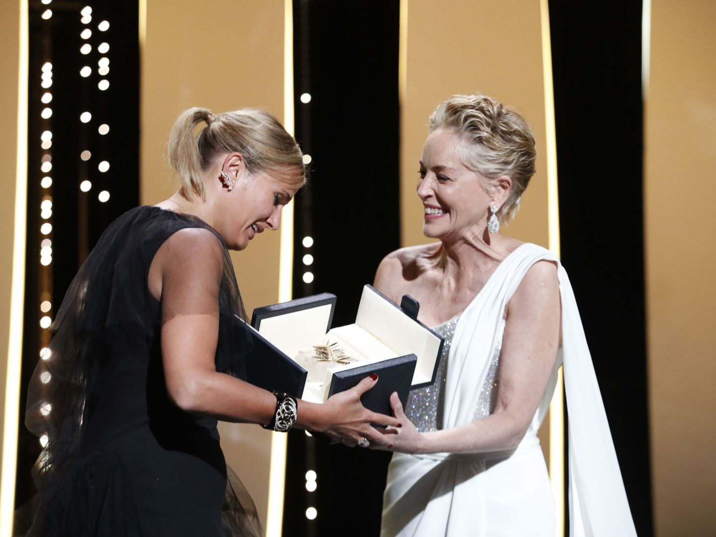 Julia Ducournau recibe el premio de manos de Sharon Stone. (Reuters)