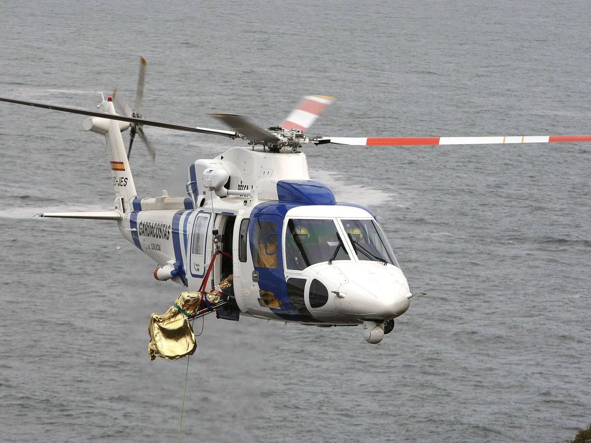 Foto: El equipo sanitario solicitó la ayuda del helicóptero del Servizo de Gardacostas de Galicia. (EFE)