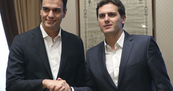 Foto: Pedro Sánchez y Albert Rivera, al comienzo de su reunión en la sala Istúriz del Congreso, este 28 de junio. (EFE)