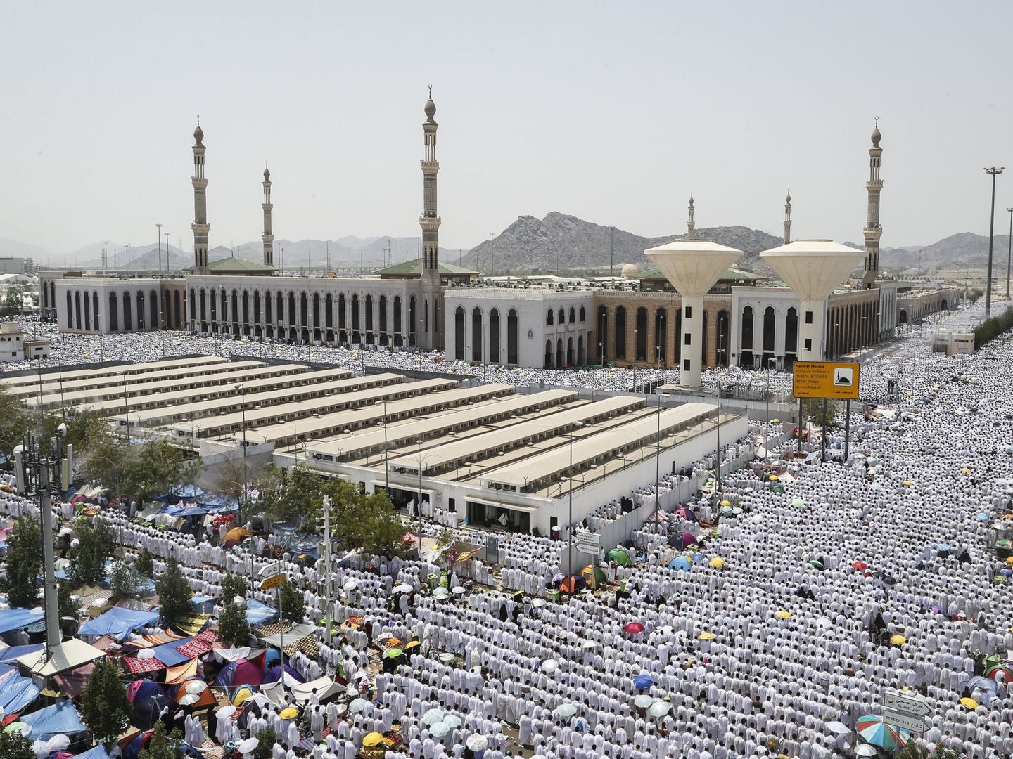 Fieles musulmanes rezan en los alrededores de la mezquita de Namrah, en Arafat, durante su peregrinaje a La Meca. (EFE)
