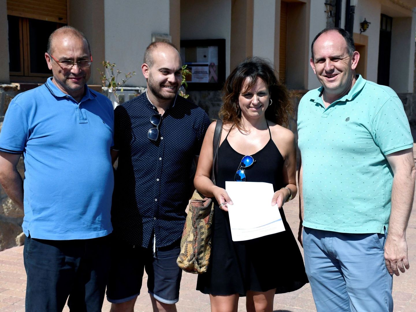 Patricia Gómez, junto al secretario provincial del PSOE de Segovia y diputado nacional, José Luis Aceves (d) y otros miembros del partido a nivel regional. (EFE)