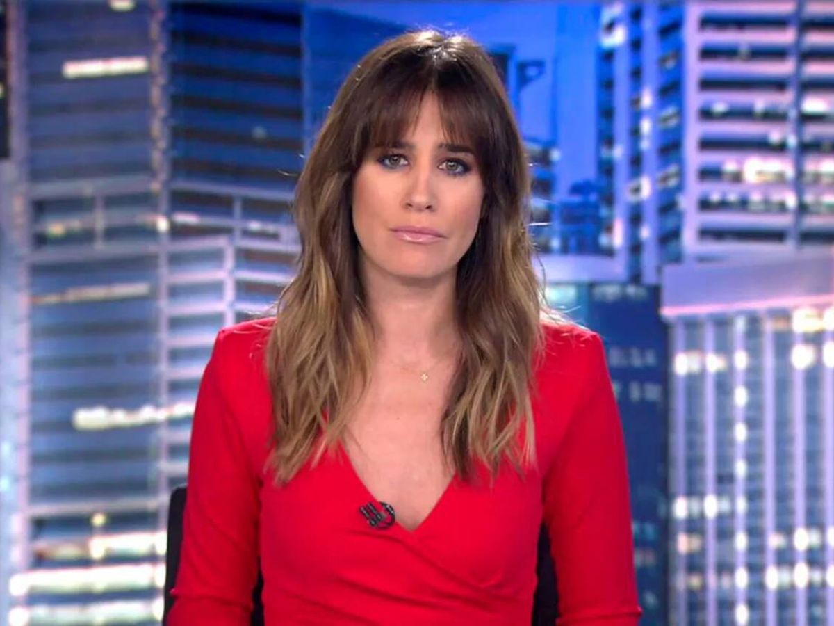 Foto: Isabel Jiménez, presentadora de la segunda edición del viernes. (Mediaset)