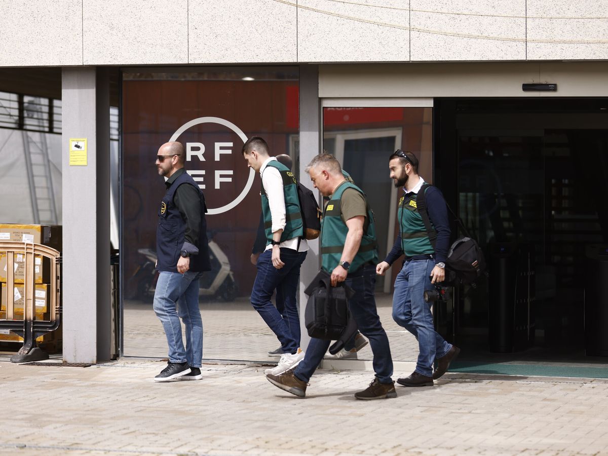Foto: Agentes de la Europol y la UCO, en la sede de la RFEF. (AFP7/Óscar J.Barroso)