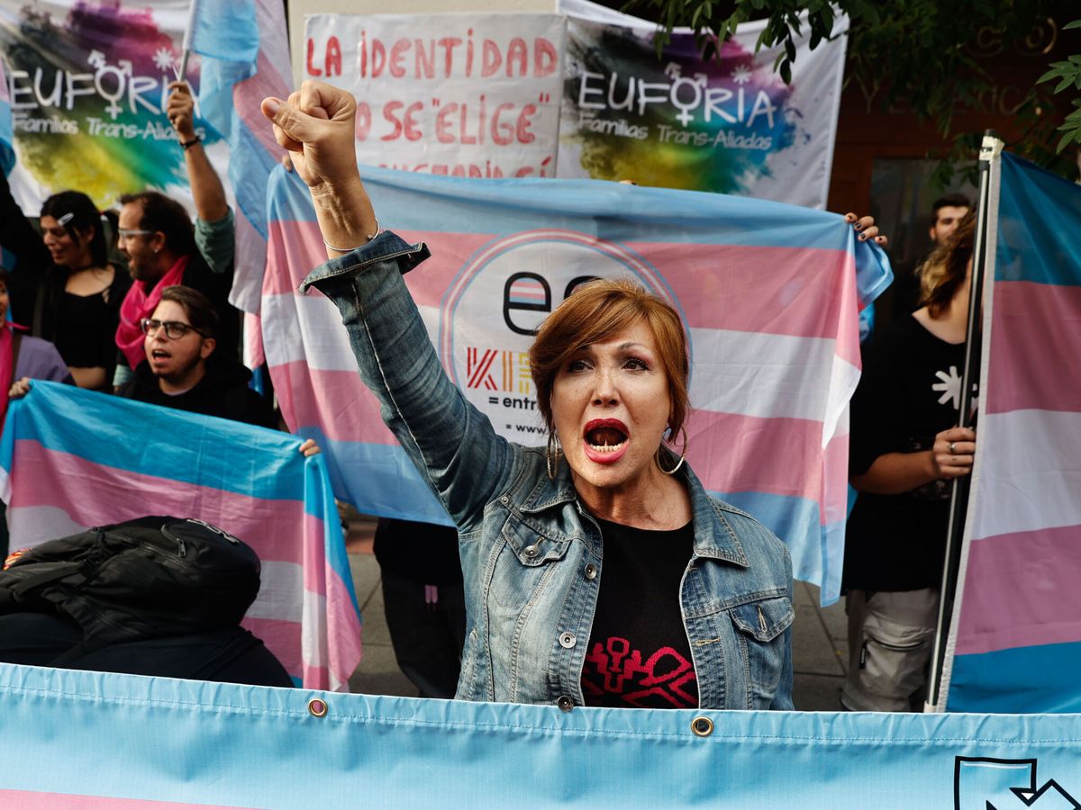 Foto: Manifestación convovada por la plataforma trans frente a la sede del PSOE el pasado 28 de octubre. (EFE/Daniel González)