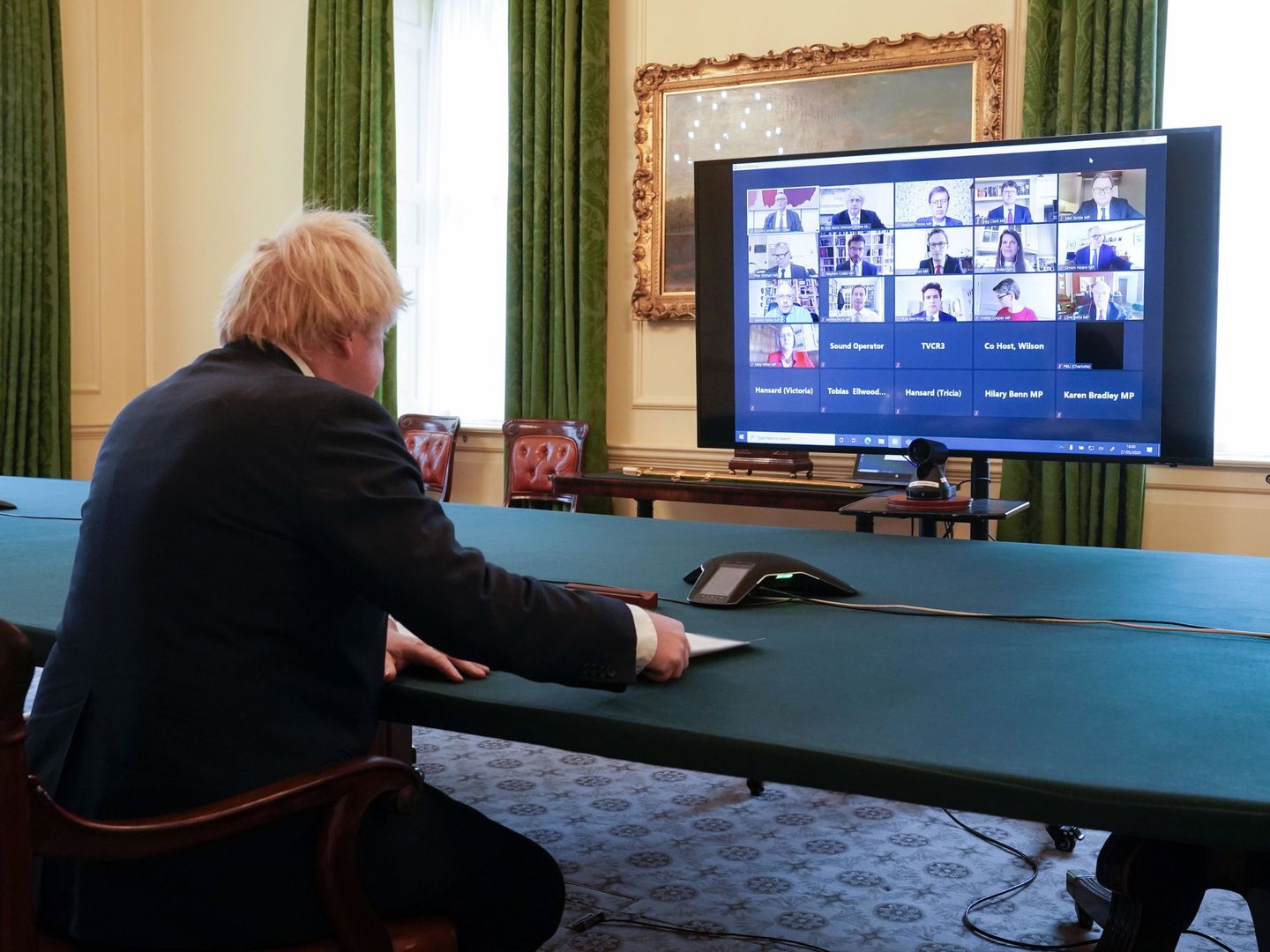 Reunión de Boris Johnson usando Zoom. (Reuters)