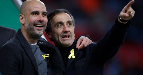 Foto: Pep Guardiola y Manel Estiarte, los dos con el lazo amarillo, tras la victoria del City en la final de la Copa de la Liga. (Reuters)