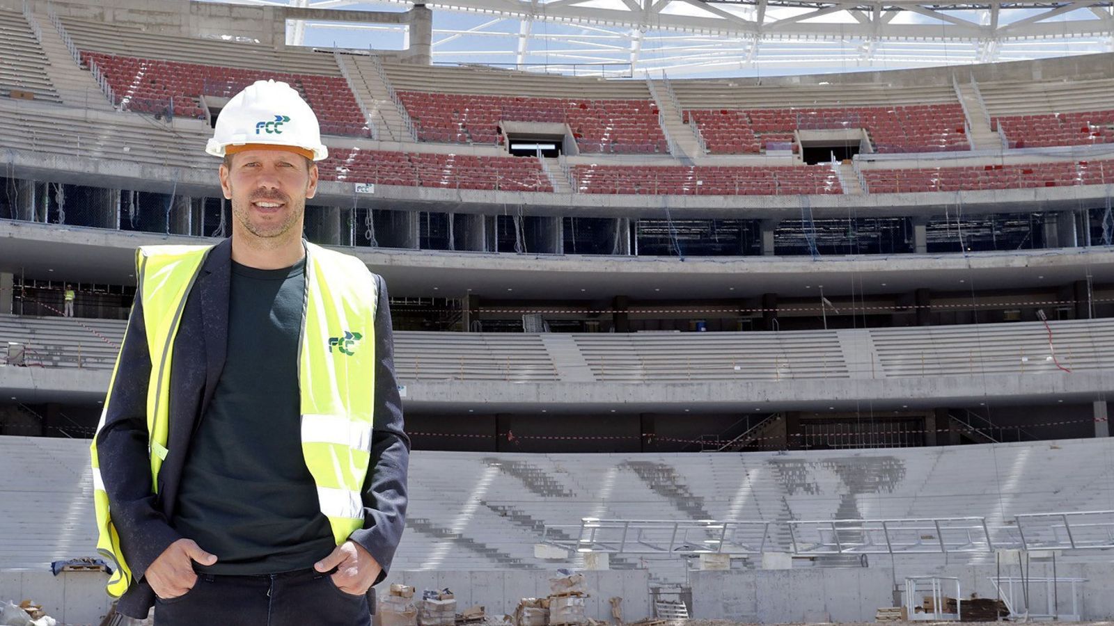 Foto: El Cholo Simeone posa en el interior del Wanda Metropolitano. (EFE)