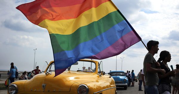 Foto: Un grupo de personas sostiene una bandera de la comunidad LGTBI en La Habana (Cuba). (EFE)