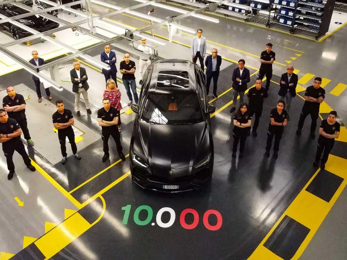 Foto: Salida de la cadena de montaje de la unidad 10.000 del Lamborghini Urus desde 2018