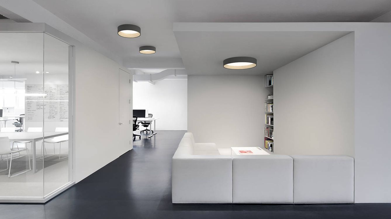 Foto: La lámpara 'Duo', en su versión circular es perfecta para oficinas. Se realiza también en roble y metal con luz led.