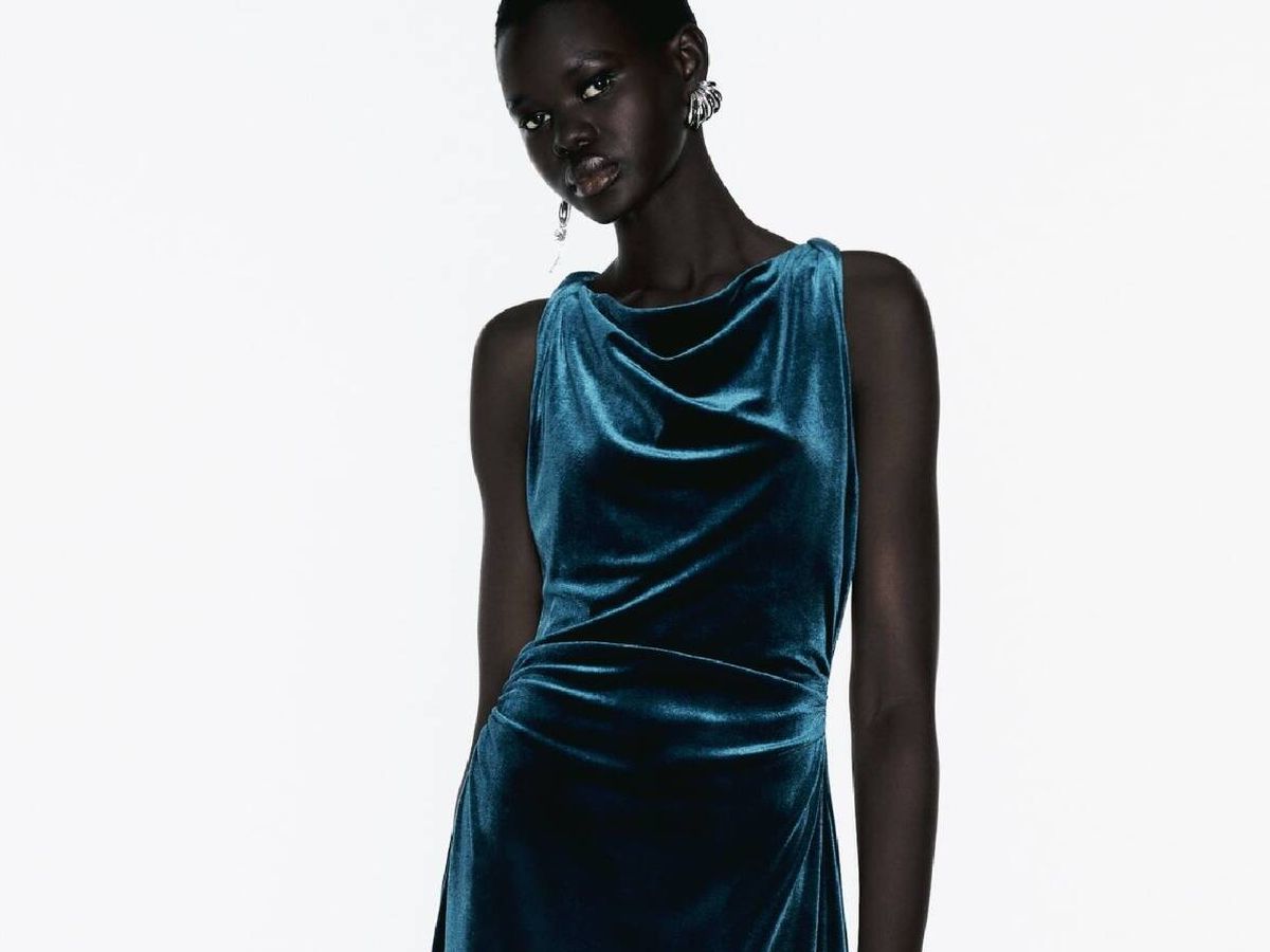 Foto: Elige tu vestido drapeado ideal de las novedades de Zara: ¿de terciopelo o de efecto piel? (Cortesía)