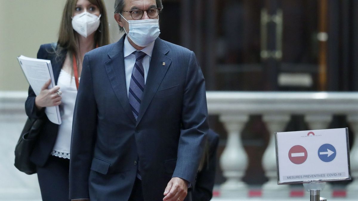 Artur Mas se queda en el PDeCAT, pero su deliberado silencio beneficia a Puigdemont