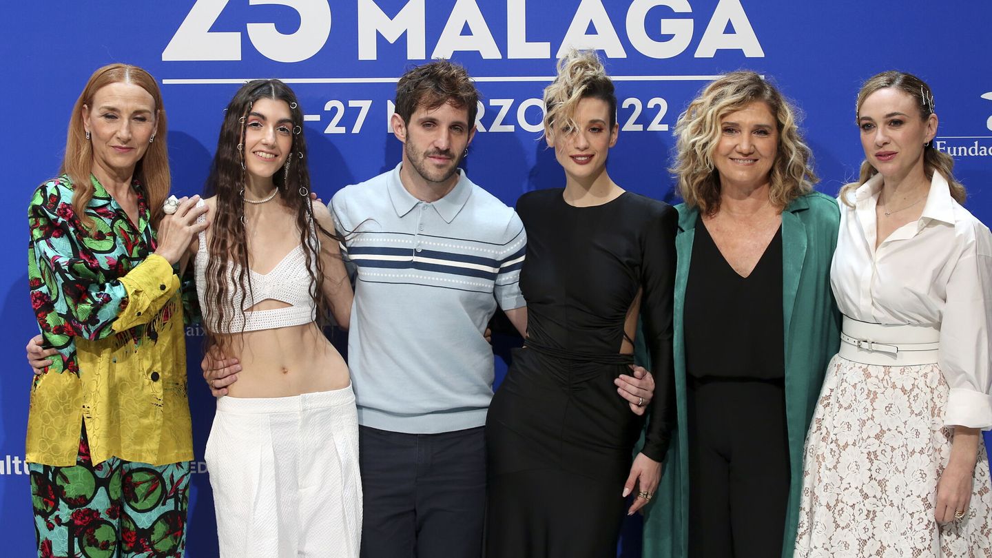 Jota Linares, junto a María Pedraza y demás actrices de 'Las niñas de cristal' en el Festival de Cine de Málaga. (EFE/Daniel Pérez)