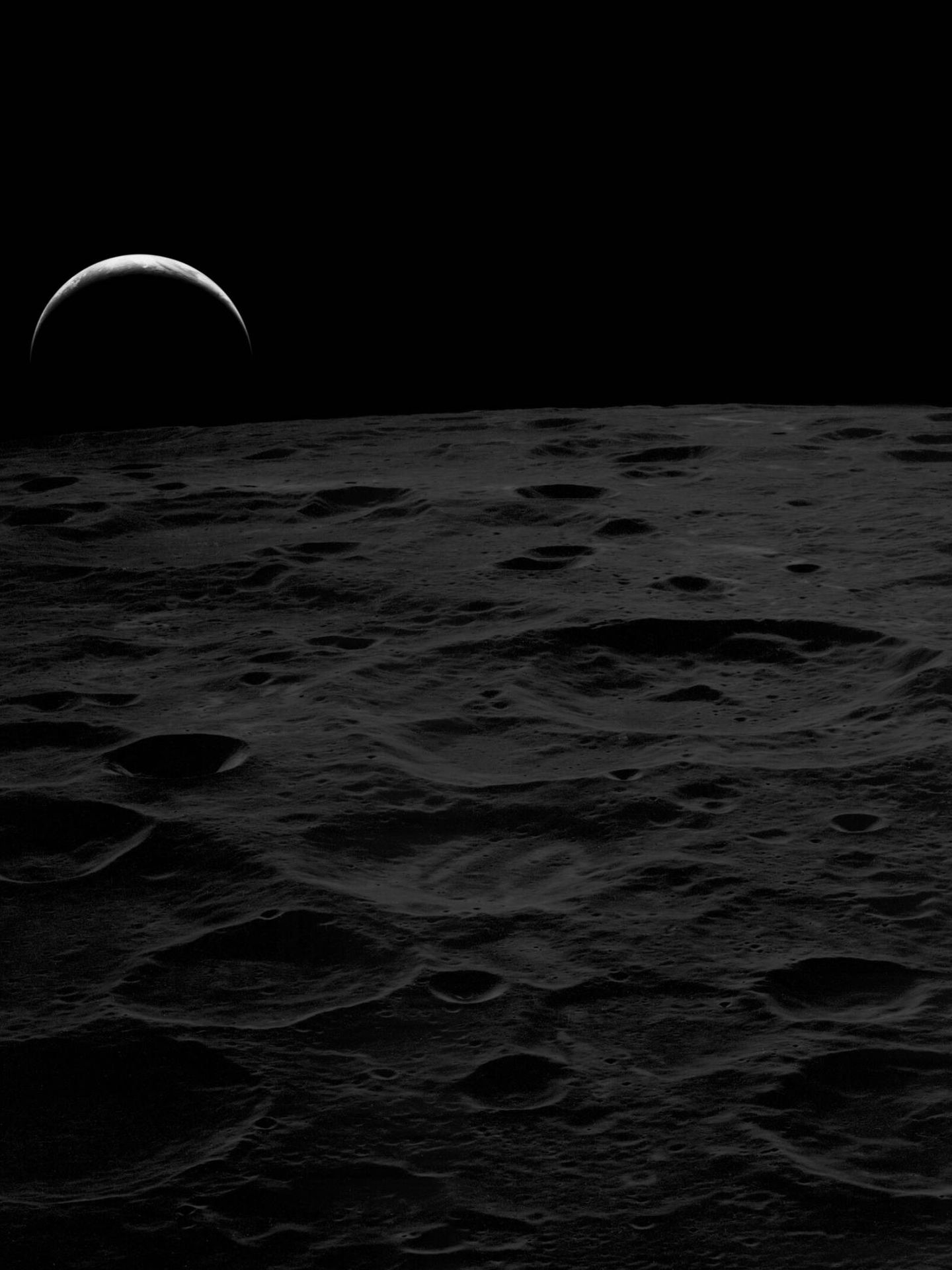 Apolo 14: una fina línea de océano Pacífico asomando encima de la Tierra.