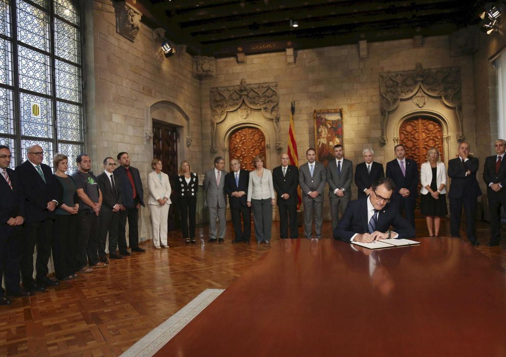 Foto:  Artur Mas, durante la firma del decreto de convocatoria de la consulta. (Efe)
