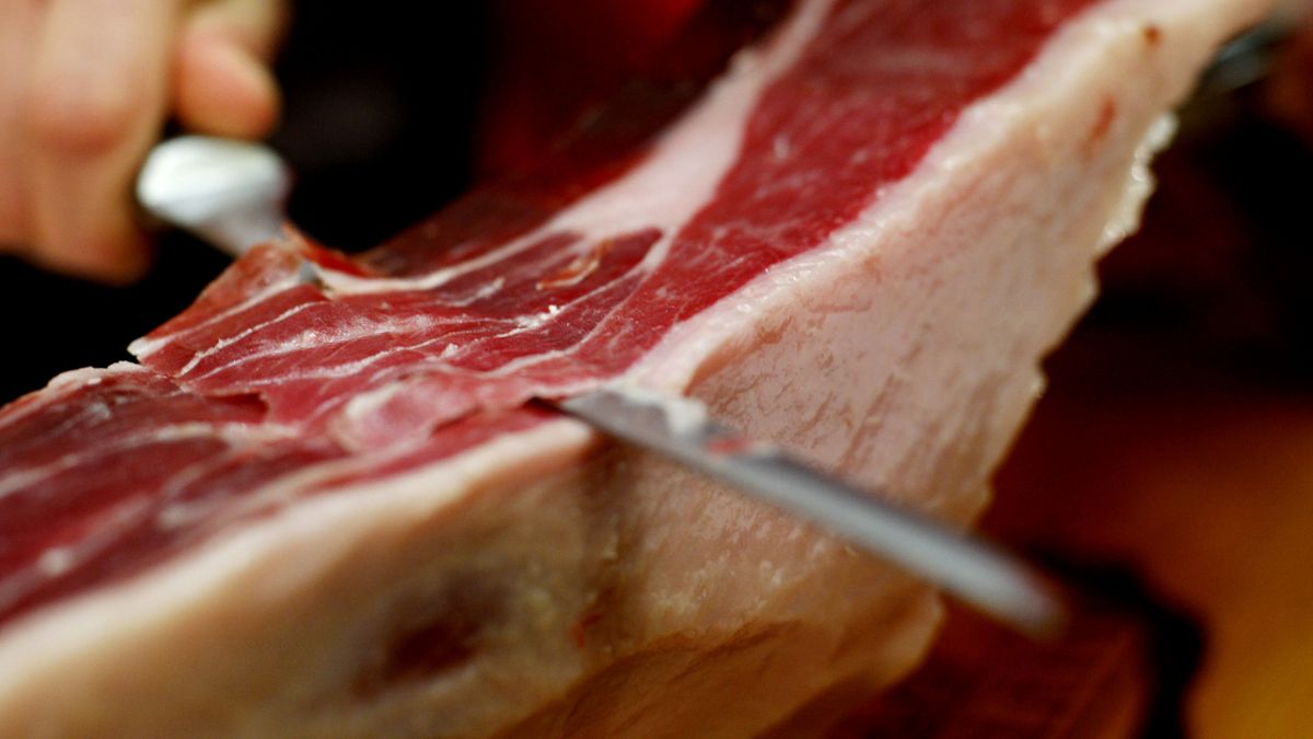 La Carne Del Jamón Del Cerdo Se Asa En Un Fuego Abierto En La