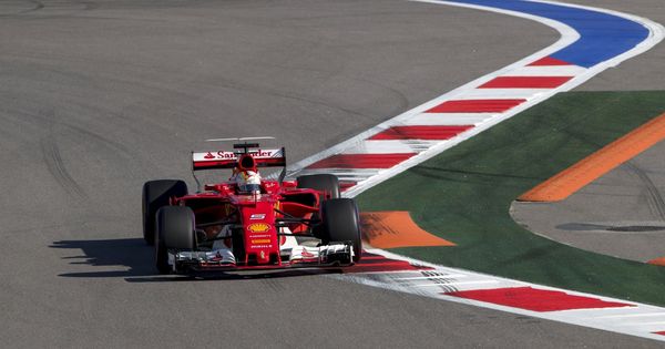 Foto: Vettel, durante los libres en Sochi. (EFE)