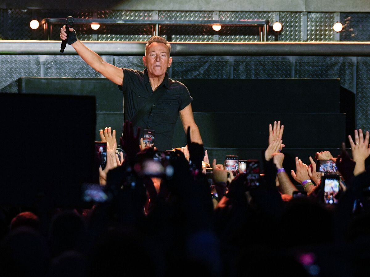 Foto: El músico y cantante estadounidense Bruce Springsteen durante el concierto que ha ofrecido en el Estadio Olímpico de Barcelona. (EFE/Alejandro García)