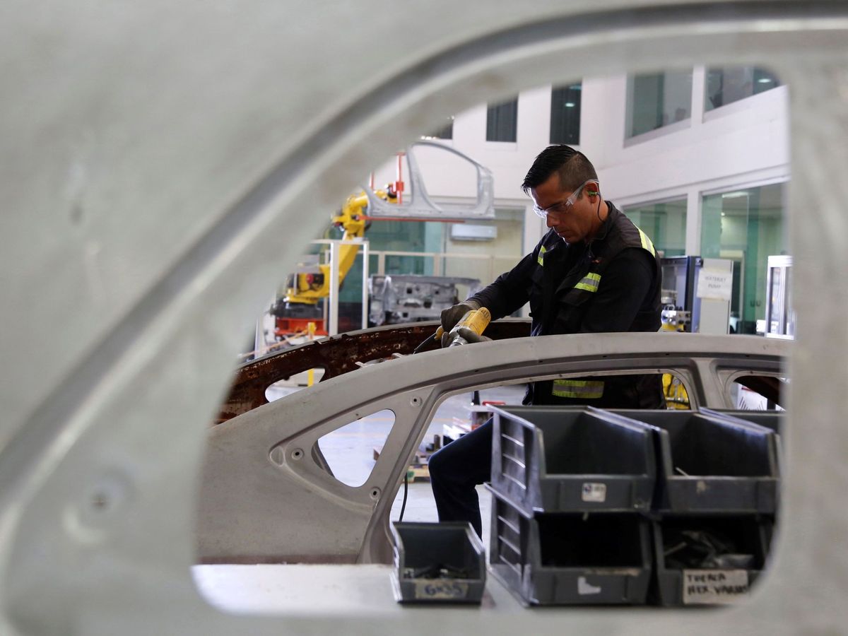 Foto: Un trabajador en una fábrica de automóviles. (EFE)