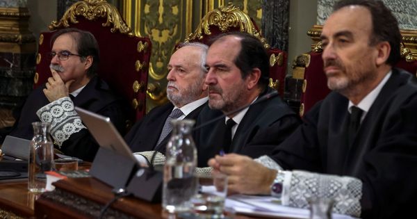 Foto: Manuel Marchena (d), los magistrados Andrés Palomo (i), Luciano Varela (2i) y Andrés Martínez Arrieta (2d), en el juicio del 'procés'. (EFE)