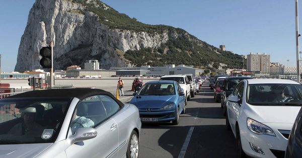 Foto: Varios gibraltareños denuncian que han tardan casi tres horas en regresar al Peñón. (EFE)