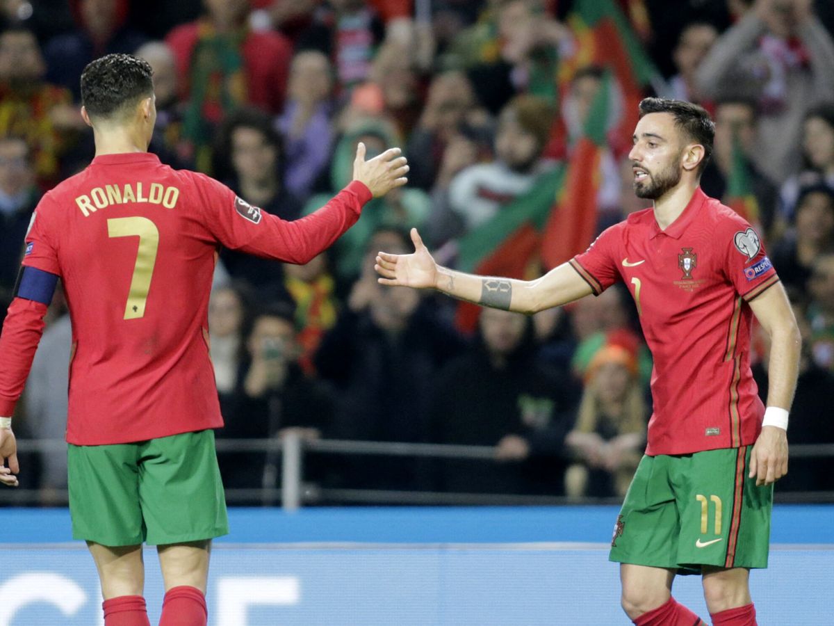 Foto: Cristiano Ronaldo y Bruno Fernandes celebran el tanto del segundo. (Reuters/Miguel Vidal)