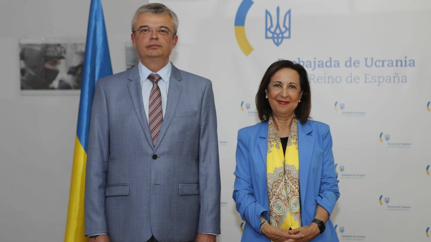 La ministra de Defensa en funciones, Margarita Robles, y el embajador de Ucrania en España, Serhii Pohoreltsev. (Ministerio de Defensa)