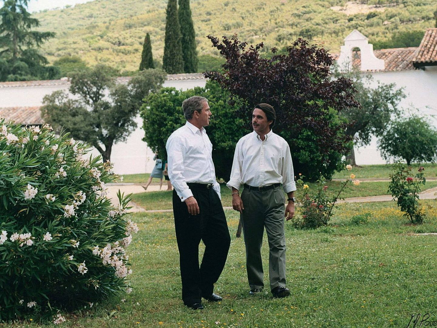 José María Aznar y George W. Bush pasean por la finca Quintos de Mora. (EFE)