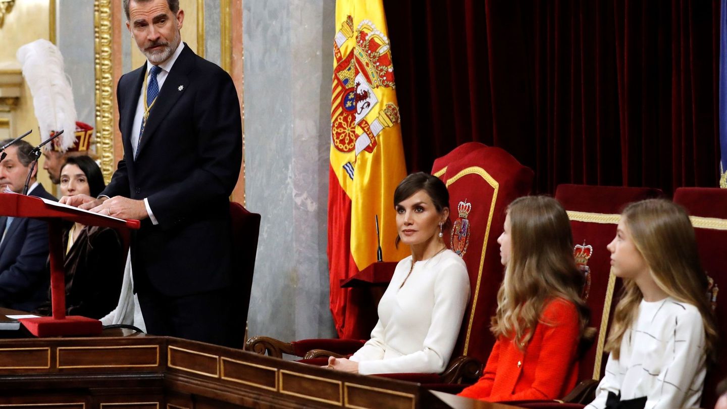 El rey Felipe, durante el discurso, ante la presencia de su mujer y sus hijas. (EFE)