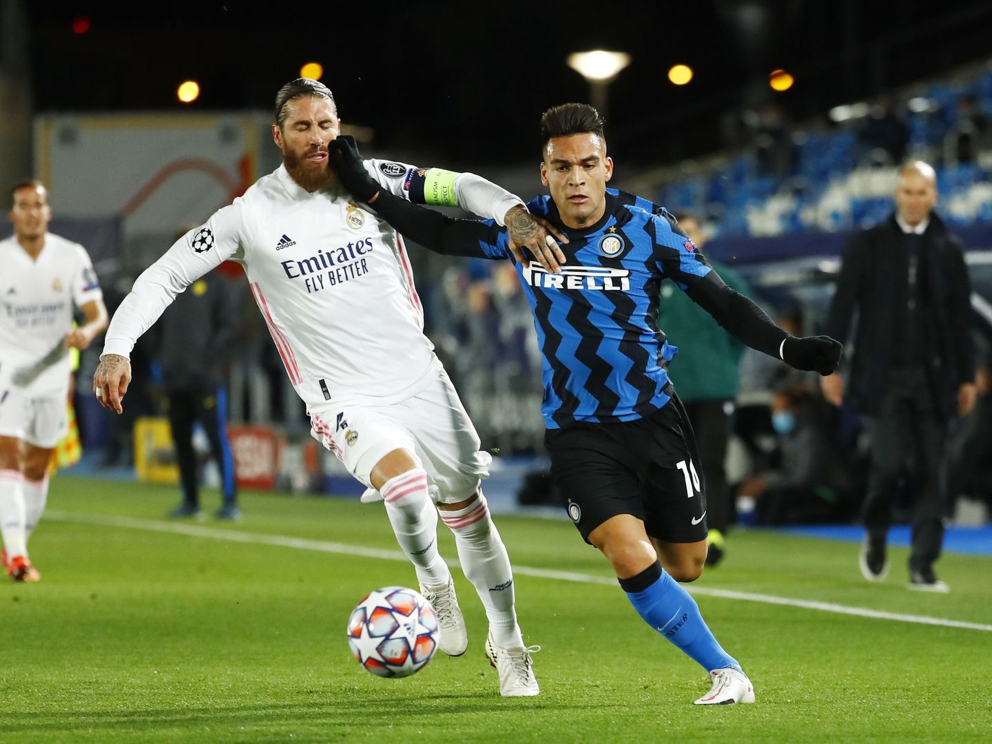Sergio Ramos persigue a Lautaro en el partido contra el Inter de Milán. (EFE)
