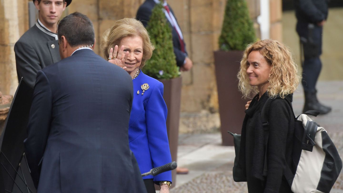 La reina Sofía, junto a la presidenta del Congreso, Meritxell Batet, a su llegada al hotel Reconquista de Oviedo. (EFE/Eloy Alonso)