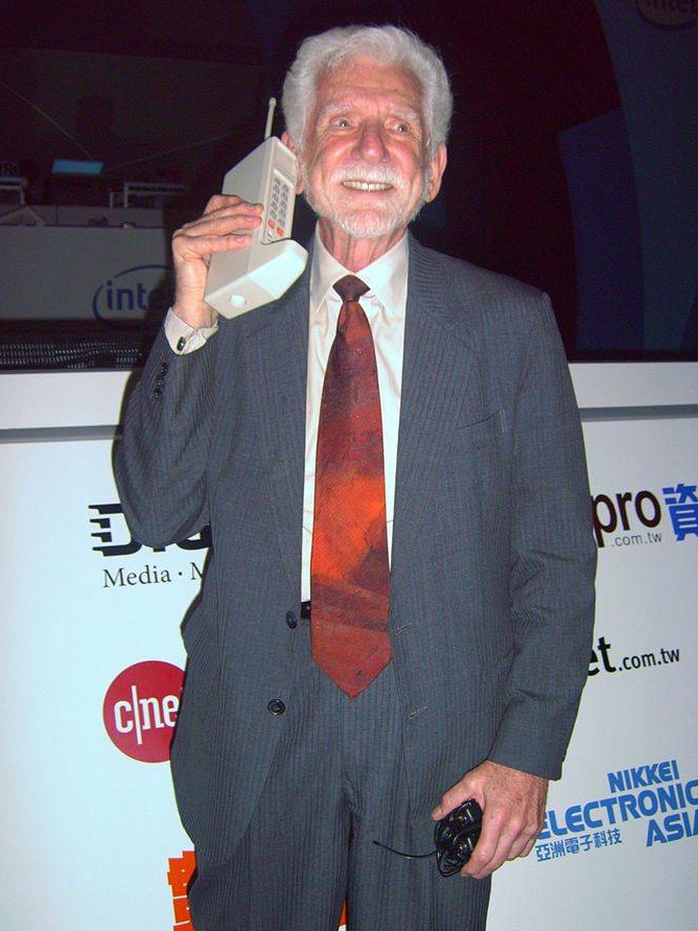 Marty Cooper, inventor del teléfono móvil (Wikipedia)