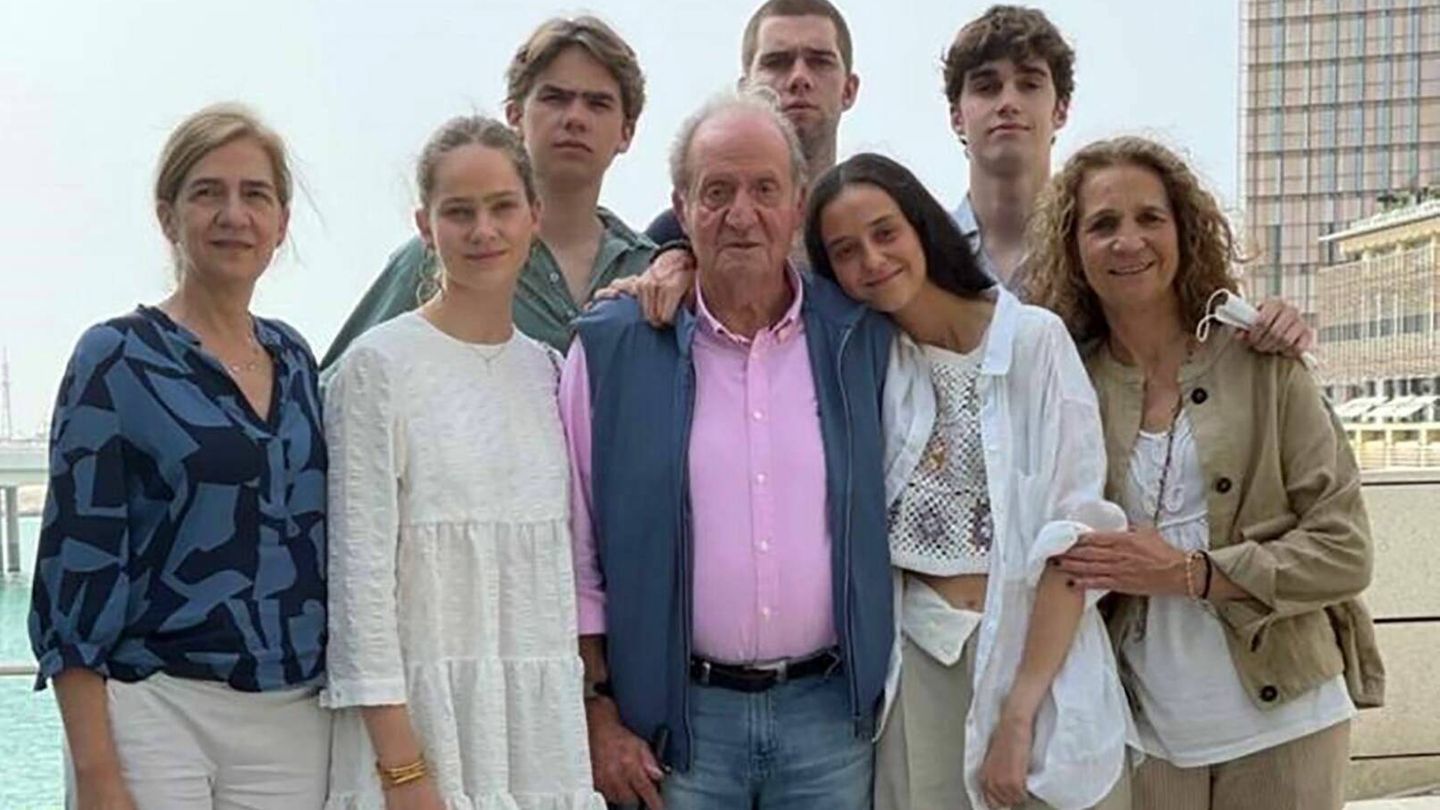 Don Juan Carlos y parte de la familia en Abu Dabi. (Europa Press)