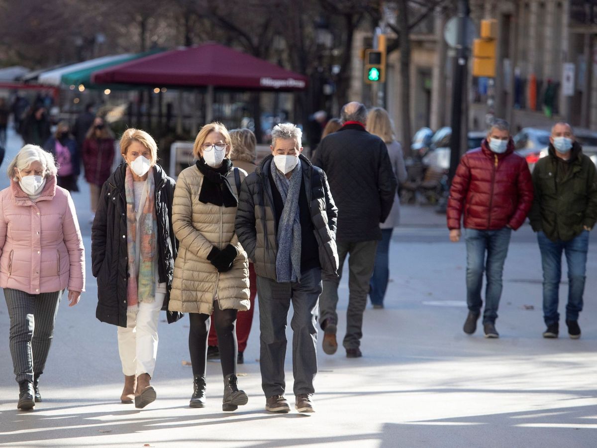 Foto: Paseantes caminan por una calle del centro de Barcelona este sábado. (EFE)
