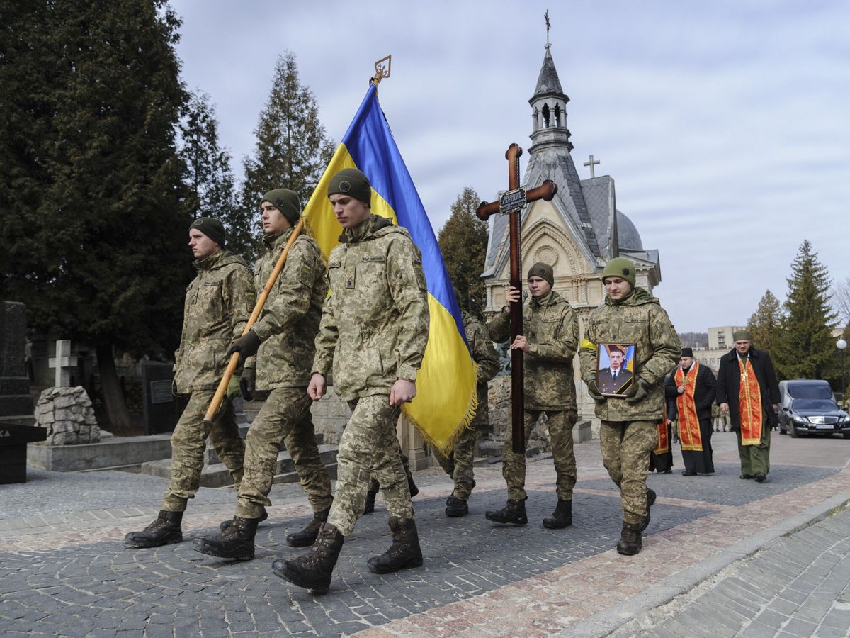 Foto: Funeral en Lviv de tres soldados ucranianos fallecidos en combate. (EFE/Mykola Tys)