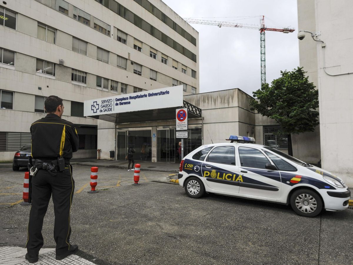 Foto: Un coche de policía ante el Complexo Hospitalario Universitario de Ourense (CHUO)