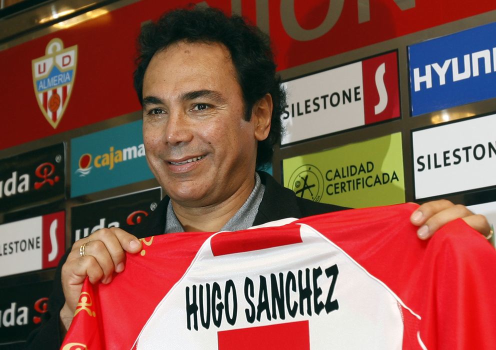 Foto: Hugo Sánchez durante su presentación como entrenador del Almería en 2008 (Gtres)