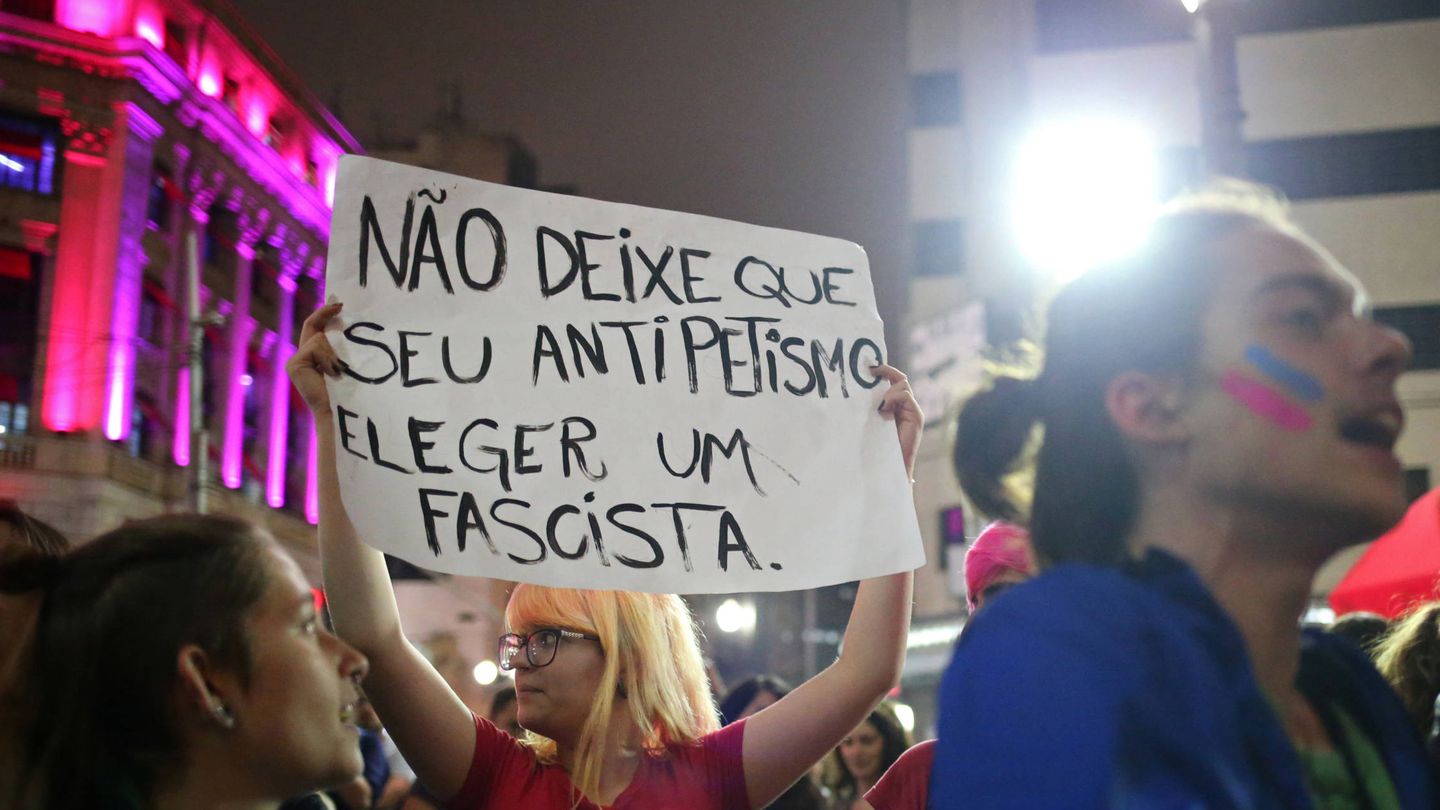Un cartel con la leyenda 'No deje que su antipetismo permita elegir a un fascista', durante una protesta contra Bolsonaro, en Sao Paulo, el 11 de octubre de 2018. (Reuters)