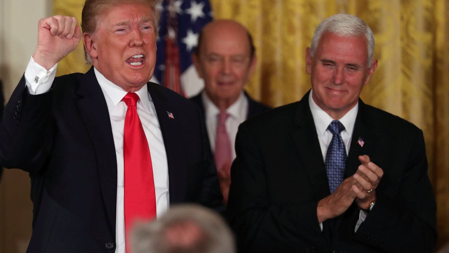 El presidente Donald Trump, el vicepresidente Mike Pence y, en medio en segundo plano, Wilburr Ross, ministro de Comercio. Foto: (Reuters)
